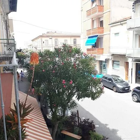 Апартаменти Flora Centrale A Pochi Passi Dal Mare В'яреджо